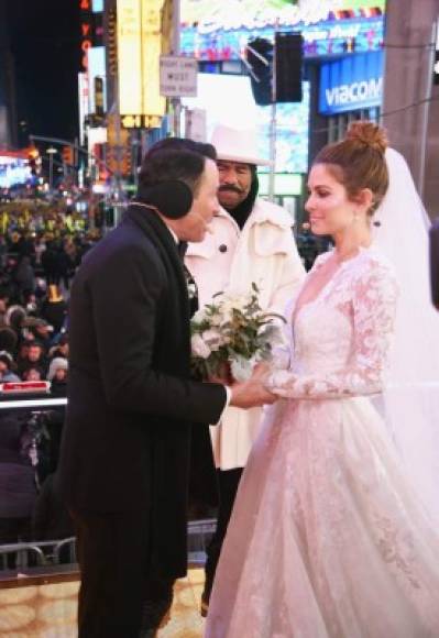 Menounos recibió a su pareja Keven Undergaro (cuya relación es de 20 años) en Times Square en Nueva York a menos de 20 minutos para el final en 2017.