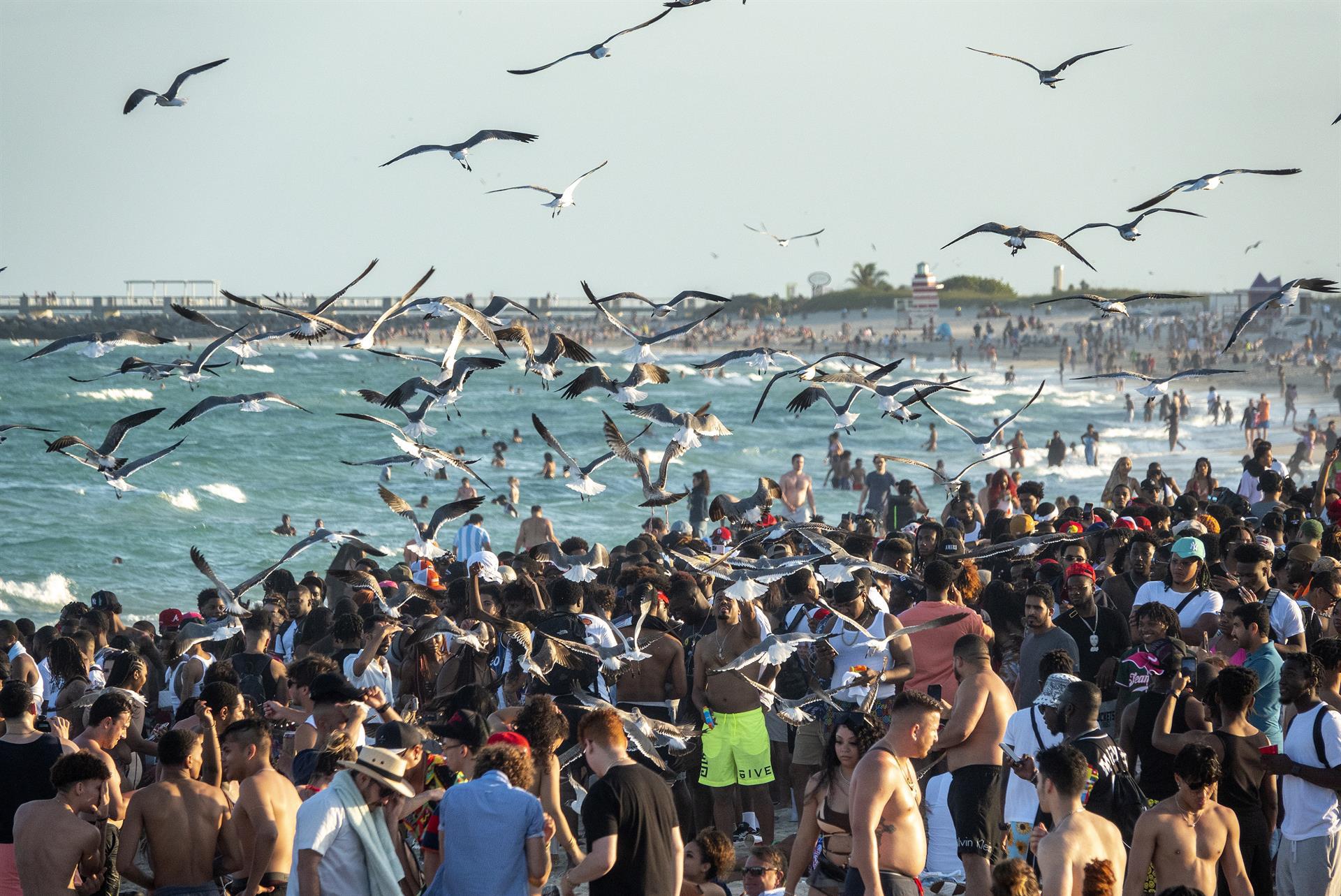 Miles de jóvenes viajaron a Florida para disfrutar de sus vacaciones de primavera tras levantarse las restricciones anticovid.