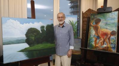 El artista plástico hondureño Marco Rietti junto a algunas de sus obras.