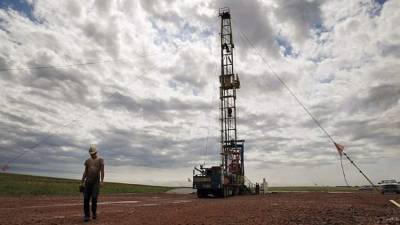 Una torre de perforación de petróleo en Dakota del Norte. La escasa demanda ha ayudado a recortar el precio.