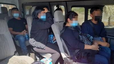 Dentro del vehículo viajaban tres mujeres y dos hombres de origen hondureño que viajaban en condición irregular.
