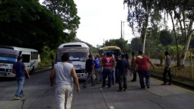 Los conductores y vecinos de la aldea de Baracoa en la protesta realizada hoy sábado en la zona.