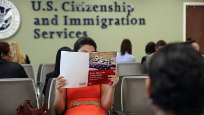 Inmigrantes legales que hayan usado ayuda del Gobierno no serán elegibles para la residencia estadounidense./