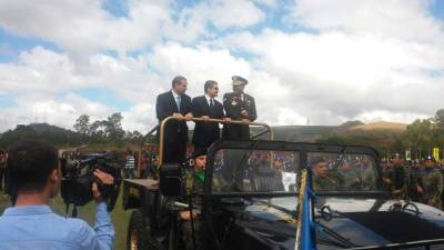 El coronel Fredy Santiago Díaz a la par del secretario de Defensa, Samuel Reyes, y el mandatario Juan Orlando Hernández en el traspaso de mando.