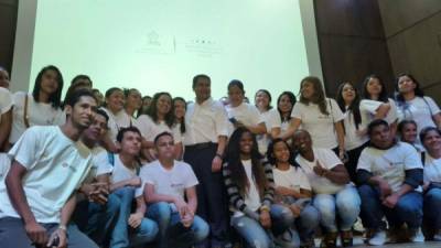 El presidente Juan Orlando Hernández junto a jóvenes que serán beneficiados con el programa en San Pedro Sula.