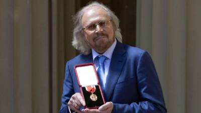Gibb recibió la condecoración de manos del heredero al trono británico el príncipe Carlos, en una ceremonia que tuvo lugar en el palacio de Buckingham. Foto.Twitter