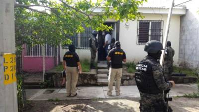 Agentes de la Atic, PMOP, fiscales del Ministerio Público, entre otros, realizan un allanamiento en Tegucigalpa que dejó a una mujer detenida.