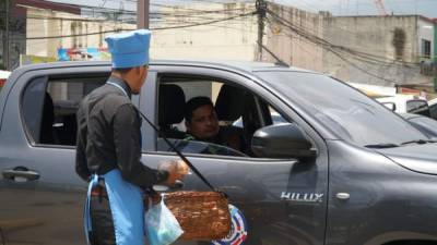 Allan recorre los sitios estratégicos de la ciudad para vender su producto.