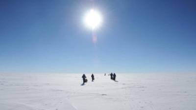 El agujero de la capa de ozono se encuentra sobre la Antártida.
