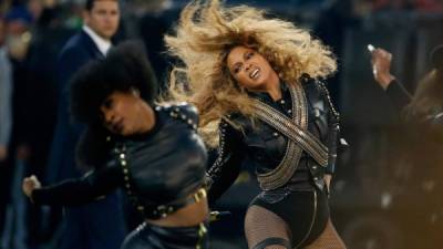 La vestimenta y las señales de Beyoncé y las bailarinas que la acompañaron han generado las críticas.