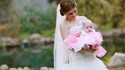 Ashley Bridges se casó en noviembre pasado, meses después de dar a luz a su bebé.