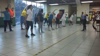 Después de las horas laborales se ejercitan.