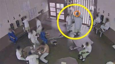 Un video de seguridad muestra a un grupo de presos compartir agua en un mismo vaso y oler una mascarilla usada para intentar contagiarse del coronavirus./Twitter.