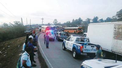 <b><span class=mln_uppercase_mln>Paro.</span></b> Desde las 4:00 am los buseros cruzaron sus unidades.