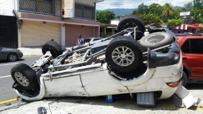 El vehículo que participó en el accidente quedó con las llantas hacia arriba.