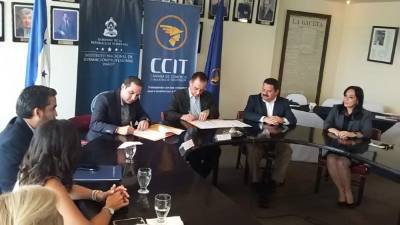 Autoridades de la CCIT e Infop durante la firma.