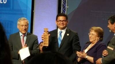 Marlon Escoto al recibir el premio de manos de la presidenta Michelle Bachelet.