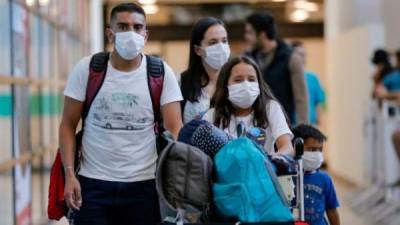 Todos los viajeros tienen que mantener las medidas de bioseguridad. AFP