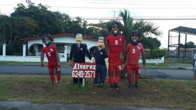 Fotografía cedida por el artesano Víctor Álvarez de los muñecos (de izq. a der.) el defensor central de la selección de Fútbol de Panamá, Román Torres, el presidente de la Federación Panameña de Fútbol (Fepafut), Pedro Chaluja; el técnico de la selección de Panamá,Hernán Darío 'Bolillo' Gómez; y otros dos muñecos de año viejo serán quemados en la Nochevieja para dar la bienvenida al 2018. EFE/Cortesía de Víctor Álvarez
