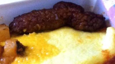 Por las redes de Twitter e Instagram los pasajeros muestran fotografías de los platillos que les sirven en los aviones.