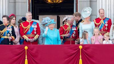 La Princesa Ana, la Princesa Beatriz, el Príncipe Andrés, Camilla, Duquesa de Cornualles; la Reina Isabel II, el Príncipe Carlos, Meghan, Duquesa de Sussex; el Príncipe Harry, Catalina, Duquesa de Cambridge; el Príncipe Guillermo, la Princesa Carlota y el Príncipe Jorge en el balcón del Palacio de Buckingham.