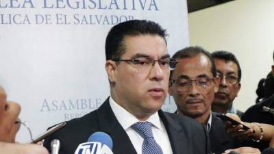 El exfiscal Raúl Melara presentó su renuncia tras ser destituido por la Asamblea de El Salvador.