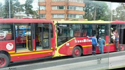 En un Bus de Transmilenio de Colombia fue asesinado un menor.