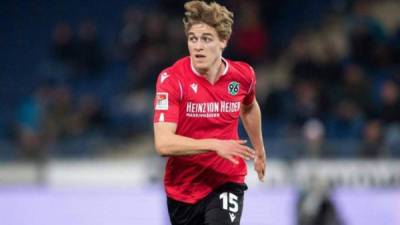 El defensa Timo Hübers, de 23 años y del Hannover 96 de la segunda categoría del fútbol, alemán dio positivo de coronavirus , según informó este miércoles el club a través de un comunicado.