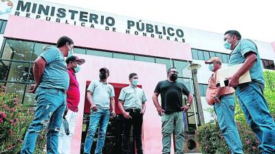 Los contratistas en el Ministerio Público tras presentar la denuncia. Foto: Yoseph Amaya.