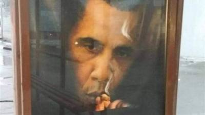 La imagen de Obama con un cigarro adorna las calles de la capital rusa.