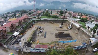 Maquinaria trabaja en el terreno de 7,000 varas cuadradas del proyecto de condominios Torres del Valle. Foto Drone: Yoseph Amaya.