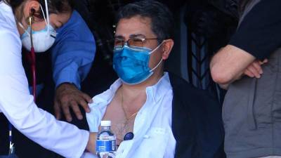 El expresidente hondureño Juan Orlando Hernández esposado en la sede de la Policía de Honduras.