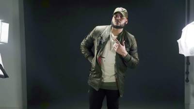 El Chevo creó “Métela, sácala”, que tiene más de 9 millones de visitas en Youtube desde que se publicó el 2 de marzo de 2013. El tema fue incluido en el álbum Zumba Fitness, de 2014.