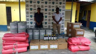 Los nicaragüenses junto al producto decomisado por las autoridades hondureñas.