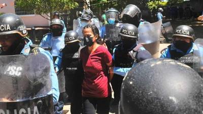 Martha Lorena Tercero después de ser arrestada por agentes de la Policía.