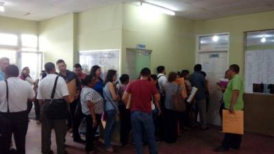 Los maestros que concursarán entregan sus documentos en las oficinas de la Dirección Departamental.