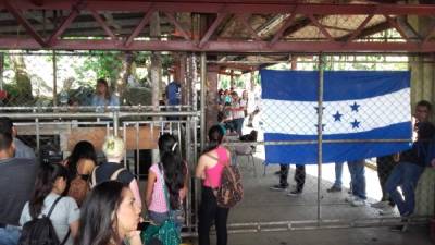 Cientos de estudiantes que ayer llegaron a clases tuvieron que regresar a sus hogares y gastar en vano en transporte. Fotos: Jorge Monzón