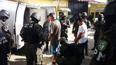 El momento cuando hoy se realizaba el traslado de los reos.