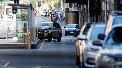 El vehículo de estrelló contra una parada de buses.