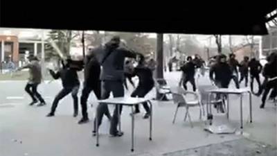 Unos 50 seguidores del Alavés habrían atacado a una veintena de aficionados del Barcelona, que se encontraban en la terraza de un bar.