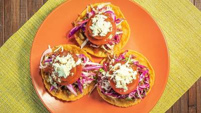 Tradicionalmente la enchiladas hondureñas se preparar con carne molida.