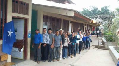 Ciudadanos de Copán hace fila en un centro de votación en Copán.