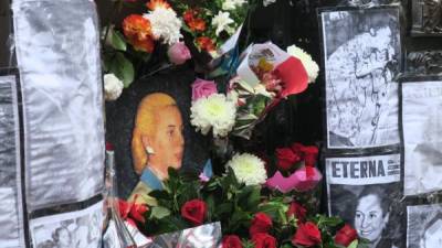 La tumba de Eva Perón decorada por el aniversario 65 de su muerte fue registrada este miércoles, en el cementerio de la Recoleta de Buenos Aires (Argentina). EFE