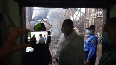 Armando Calidonio, alcalde de San Pedro Sula, visitó el mercado Guamilito tras el incendio y prometió apoyo a los vendedores.