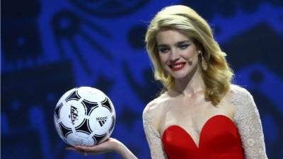 La modelo rusa Natalia Vodianova fue la estrella en el sorteo de la fase preliminar rumbo a Rusia 2018.