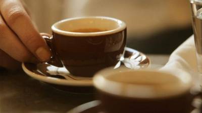 Los investigadores aducen que quienes tienen cáncer de colon pueden seguir tomando café con moderación.