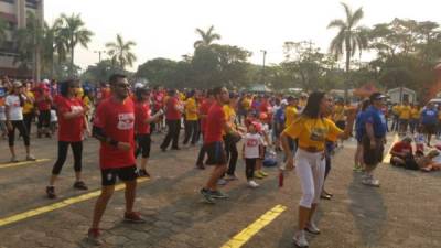 Al ritmo de zumba bailaron los participantes antes del recorrido.