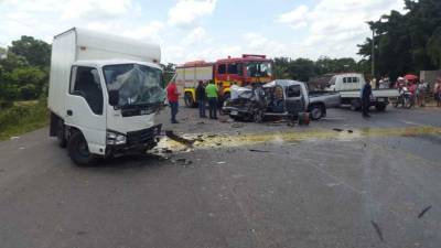 El impacto se dio entre un camión y un vehículo tipo pick-up color gris.