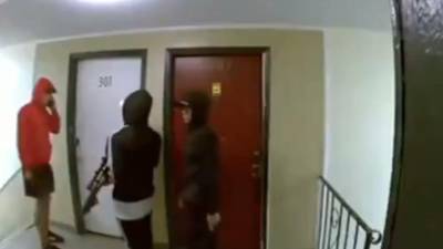 Un video de seguridad, que muestra a varios hombres armados en un edificio en Denver, se viralizó en redes sociales.