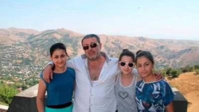 Una historia familiar macabra. Las jóvenes María de 17 años, Angelina de 18 y Krestina de 19 años apuñalaron y golpearon a martillazos a Mikhail Khachaturyan, quien era su padre y abusaba sexualmente de ellas.